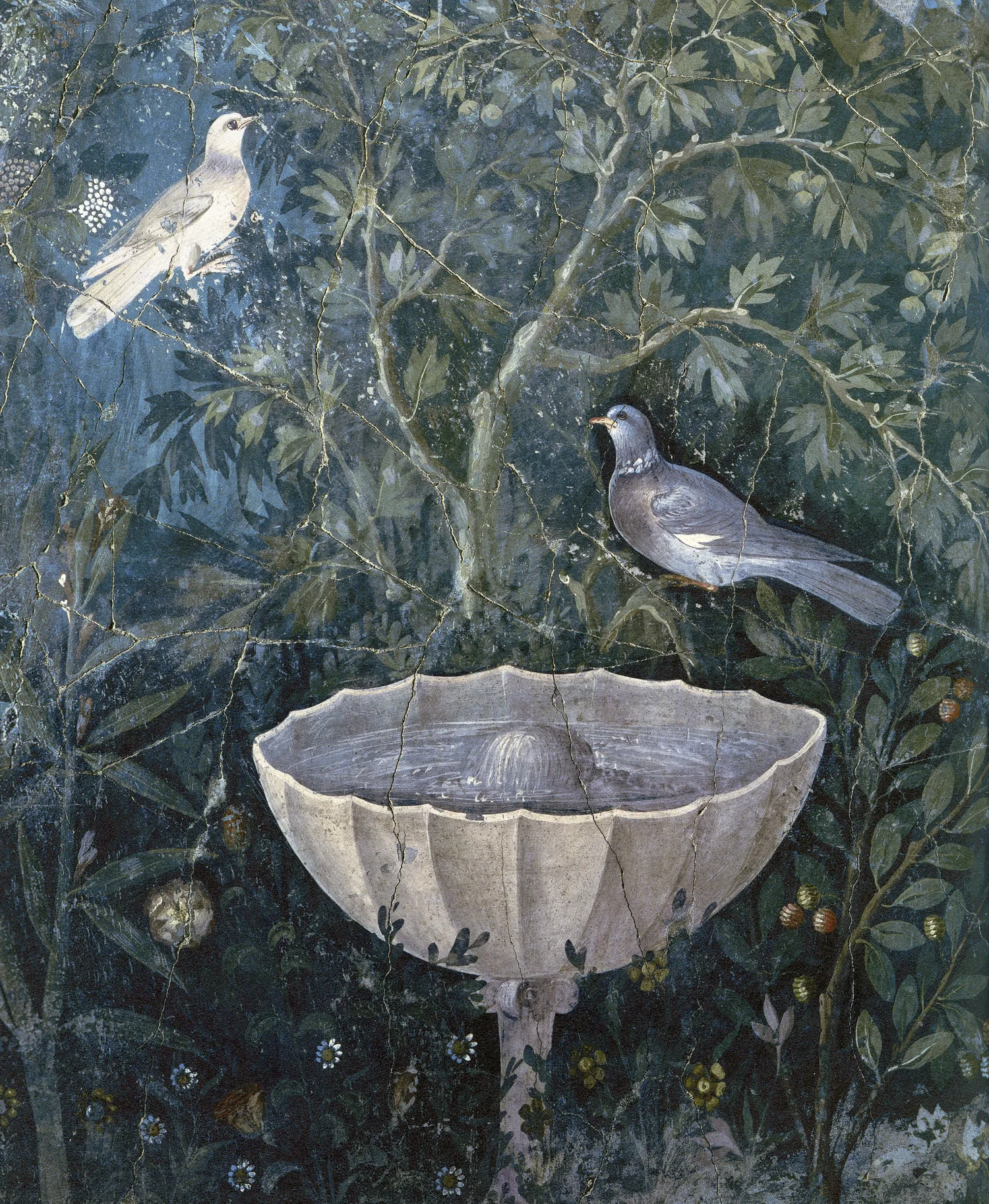 Fresco clásico de aves junto a una fuente