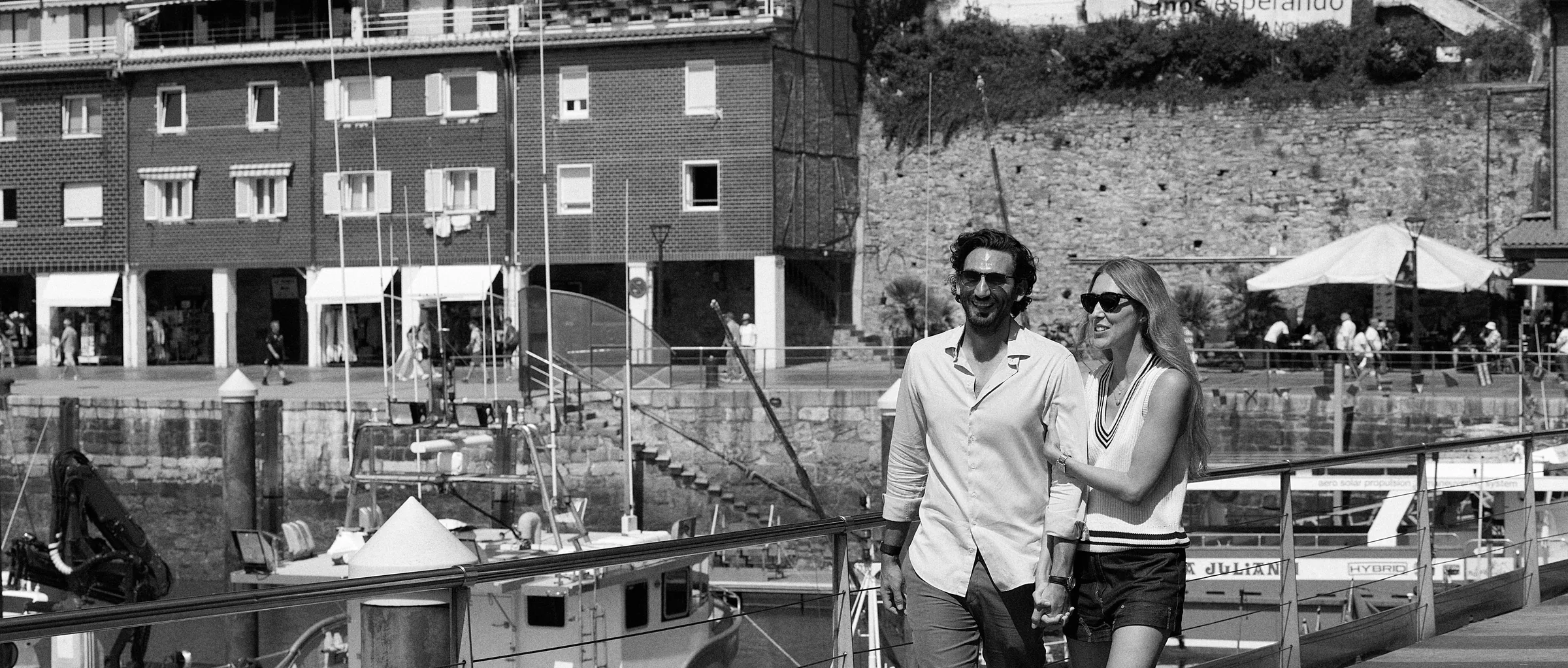 Lucía y Jaime caminando por el puerto